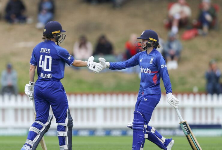 Jones & Dean's Record Partnership: England's Unlikely Victory!
