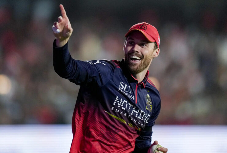phil-salts-outrageous-one-handed-catch-halts-ishan-kishans-charge-in-ipl-2026-opener