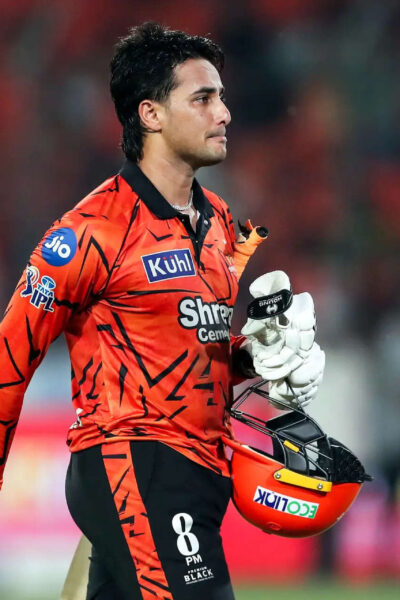 varun-aaron-backs-abhishek-sharma-after-unbeaten-135-against-capitals