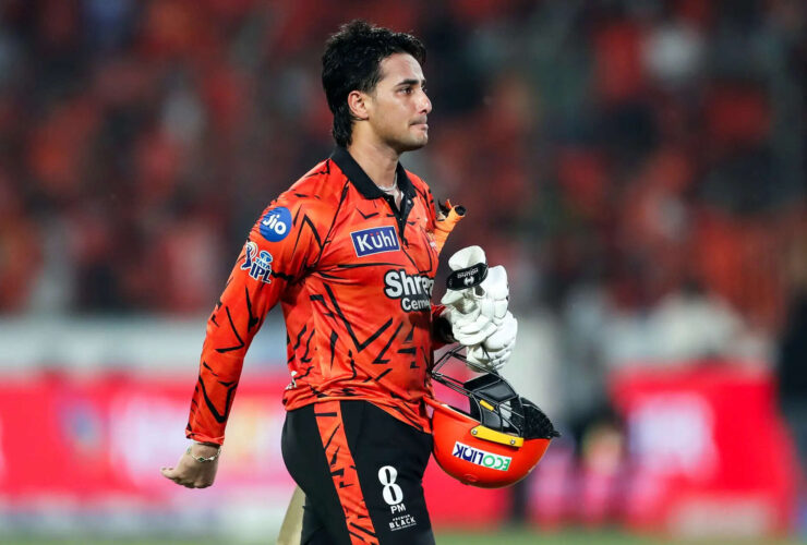 varun-aaron-backs-abhishek-sharma-after-unbeaten-135-against-capitals
