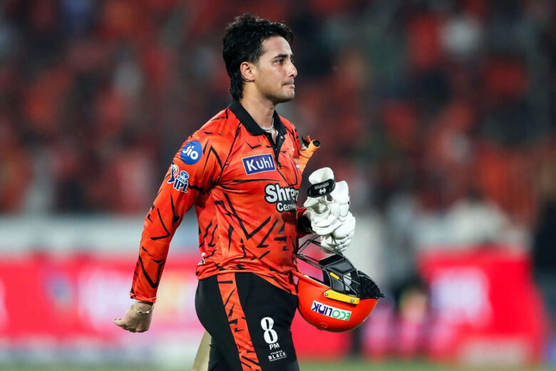 varun-aaron-backs-abhishek-sharma-after-unbeaten-135-against-capitals